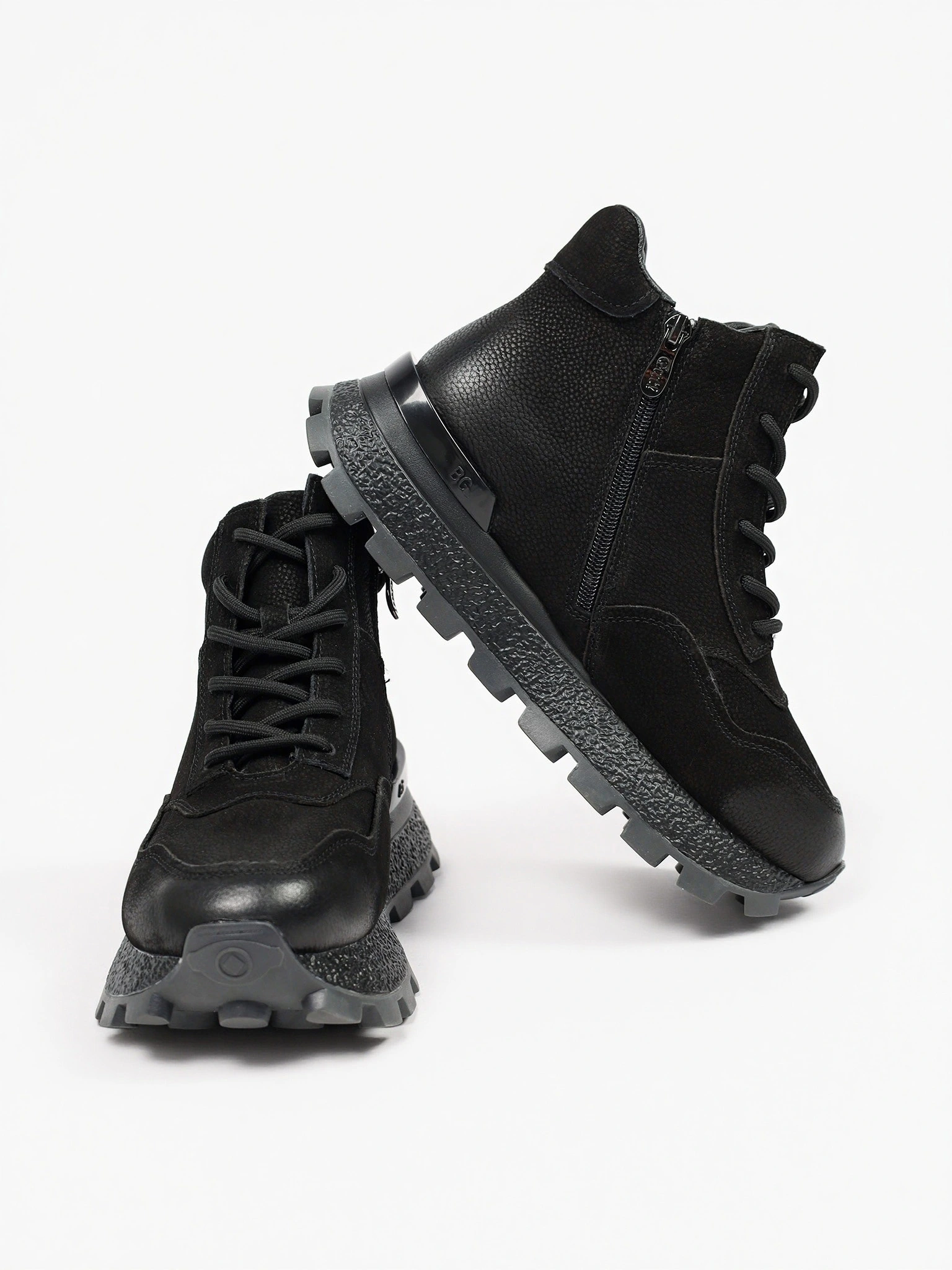 Кроссовки черного цвета на рельефной подошве